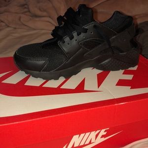 Black nike huarache run BOYS size 5.5Gradesch